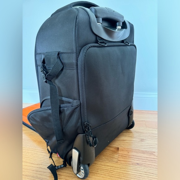 Amazon Basics Camera Bag - Picture 3 of 6